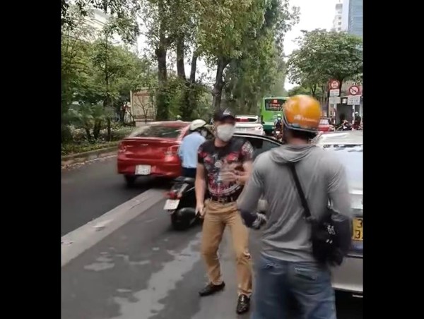 [Clip]: Hỗn chiến giữa tài xế xe công nghệ và shiper 
