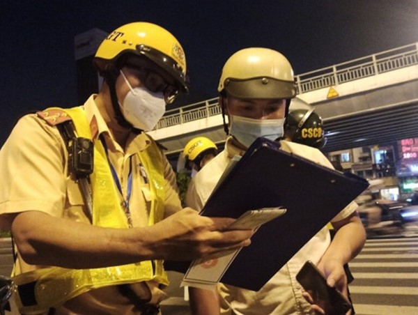 Bị phạt nồng độ cồn kịch khung, “ma men” xin tiền đi xe ôm về nhà