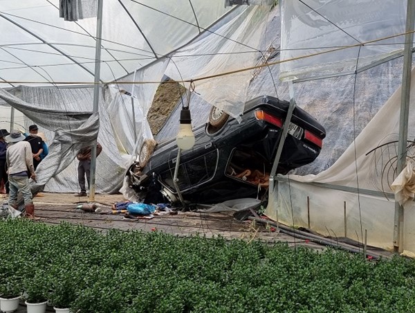 Tai nạn giao thông mới nhất hôm nay (17/4): Ô tô lao xuống vực sâu, nạn nhân gãy chân vẫn lết đi tìm trợ giúp