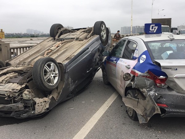 Va chạm trên cầu Vĩnh Tuy, một ô tô lật ngửa