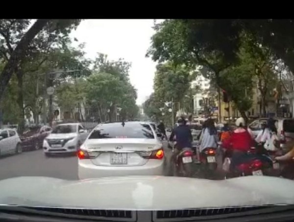 Clip: Đôi nam nữ cướp giật ngay trên phố Phan Chu Trinh, Hà Nội