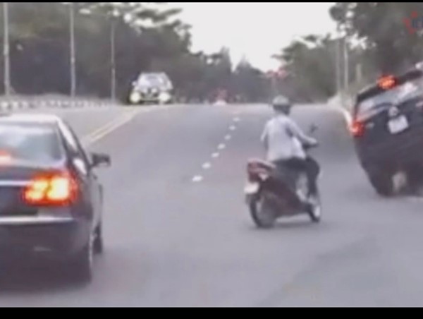 Clip: Ô tô đâm cột đèn vì tránh người phụ nữ vượt đèn đỏ 