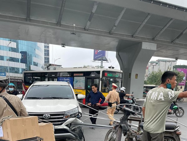 Clip: Thanh sắt trên xe máy tự chế đâm rách đầu ô tô 