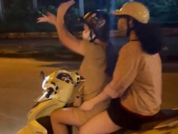 Buông cả 2 tay khi lái xe, cô gái bị xử phạt 8,8 triệu đồng