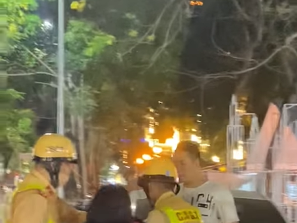 Clip: Người phụ nữ túm áo CSGT đòi trả bằng lái xe