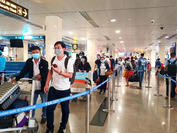 Từ 27/4, Việt Nam tạm dừng khai báo y tế COVID-19 với người nhập cảnh