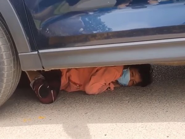 [Clip]: Tài xế “xử đẹp” người đàn bà chuyên ăn vạ để xin tiền