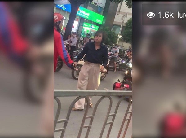 [Clip]: Nữ tài xế nổi cáu với thái độ khiêu khích của nam Shipper 