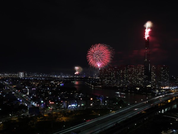 TP Hồ Chí Minh cấm xe nhiều tuyến đường đêm 30/4 để bắn pháo hoa