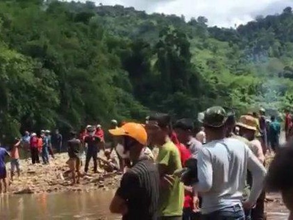 Rủ nhau đi tắm, 4 học sinh lớp 11 đuối nước thương tâm