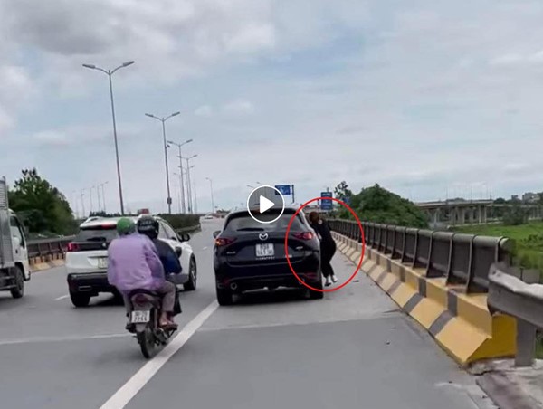 [Clip]: Người phụ nữ đu cánh cửa ô tô đang chạy bị hất văng xuống đường