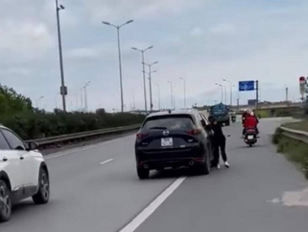 Tài xế xe Mazda kéo lê người phụ nữ bên cánh cửa ô tô bị xử lý thế nào?