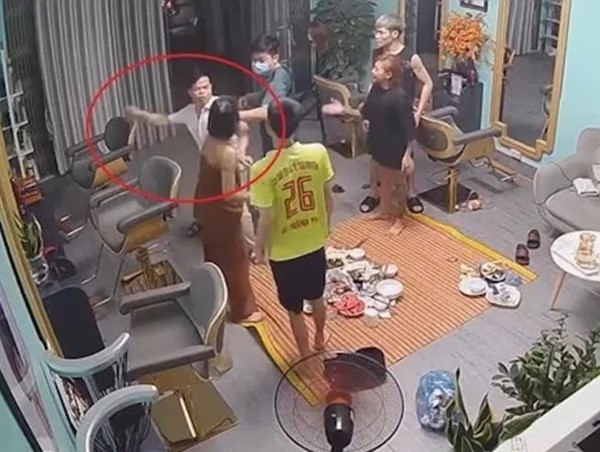 Đình chỉ Phó công an phường lao vào nhà đánh dân