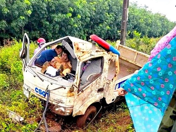 Ô tô chuyên dụng của CSGT bị nổ lốp khiến một đại uý trọng thương