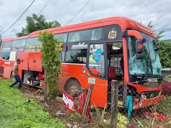 [Clip]: Xe khách vượt ẩu gây tai nạn liên hoàn trên đường Hồ Chí Minh, 3 người thương vong
