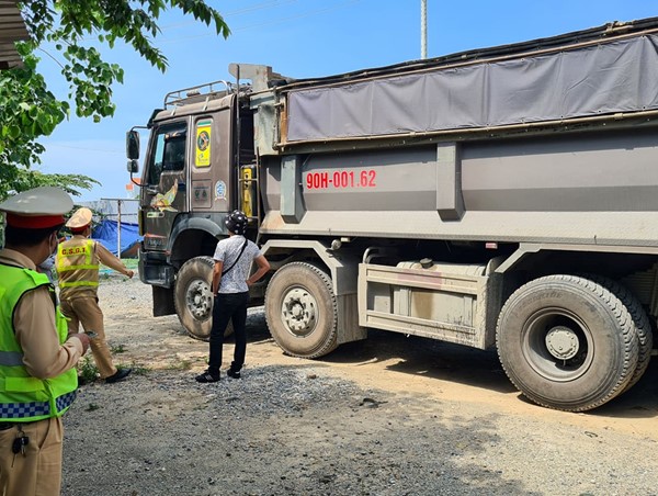  Phạt 7 triệu đồng tài xế không nhường đường cho đoàn xe ưu tiên