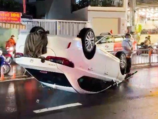 Ô tô tông vào dải phân cách, lật ngửa giữa đường, nữ tài xế may mắn thoát nạn