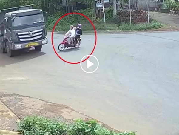  [Clip]: Khoảnh khắc chồng chở vợ và con lao thẳng vào xe tải ở ngã tư 