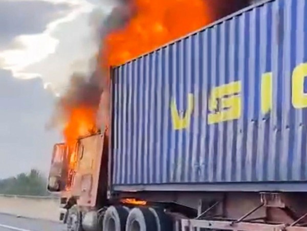 [Clip]: Xe Container bốc cháy dữ dội trên cao tốc TP Hồ Chí Minh - Dầu Giây