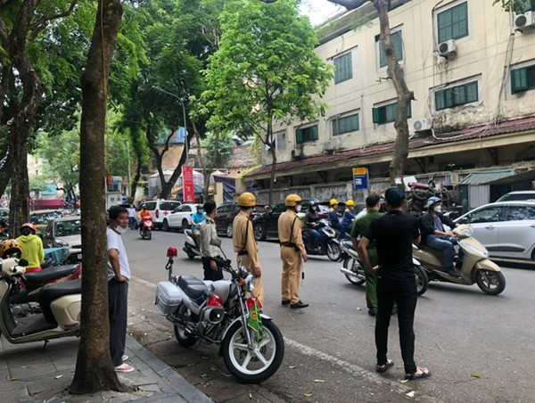 Xử phạt 6 bãi trông giữ xe quanh Bệnh viện Hữu nghị Việt Đức