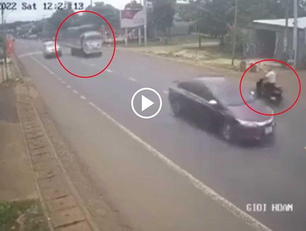  [Clip]: Xe tải vượt ẩu đâm người đàn ông xe máy tử vong tại chỗ 
