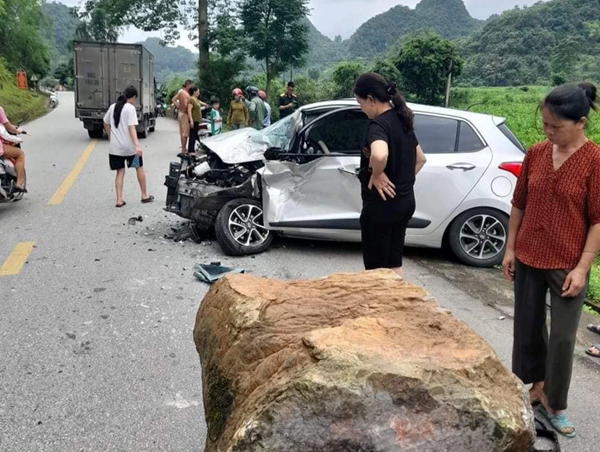 Tai nạn giao thông mới nhất hôm nay (11/5): Tảng đá từ trên núi rơi xuống đè nát đầu ô tô