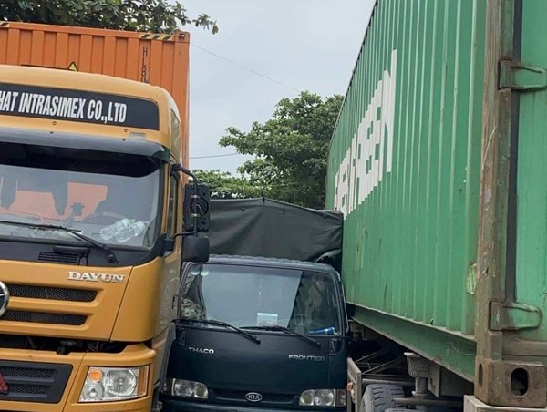 [Clip]: Vượt ẩu xe tải bị 2 xe container kẹp giữa 