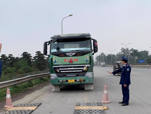 Hà Nội: Xử lý nghiêm các trường hợp xe quá tải qua Cầu Thăng Long