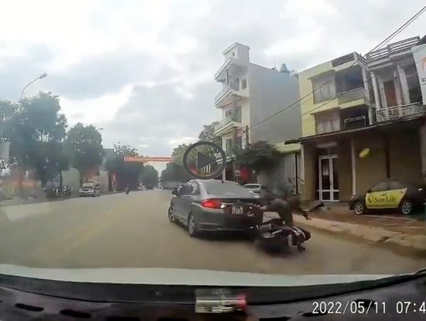 [Clip]: Tài xế lùi xe ô tô từ trong nhà ra tông trúng người điều khiển xe máy 