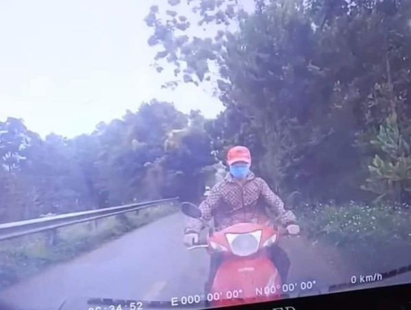 [Clip]: Xe máy tông trực diện vào xe ô tô