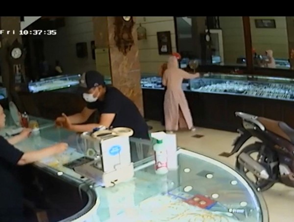 [Clip]: Đối tượng cướp tiệm vàng tại Bắc Giang 