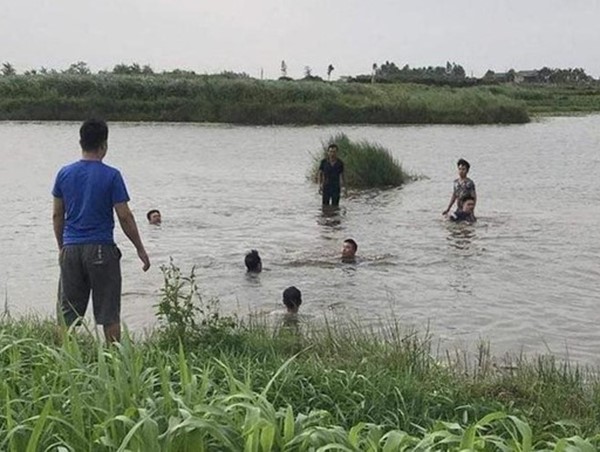 Ba Vì: Ra đập nước tắm, 3 học sinh lớp 3 đuối nước tử vong
