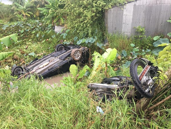 [Clip]: Ô tô vào cua gấp húc xe máy xuống vệ đường 