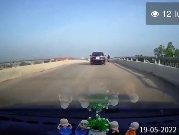 [Clip]: “Ninja áo tím” lạng lách gây tai nạn giao thông