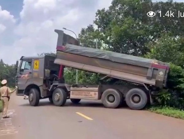 [Clip]: CSGT nổ súng buộc tài xế xe ben ngừng đổ đất xuống đường