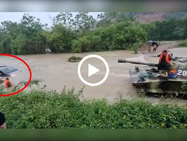 [Clip]: Xe tăng kéo xế hộp thoát khỏi dòng nước lũ 