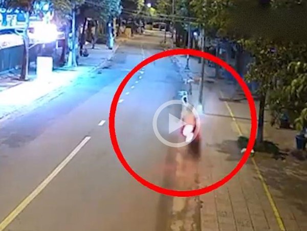 [Clip]: Lao xe với tốc độ kinh hoàng, nam thanh niên vào cua cột đèn tử vong tại chỗ