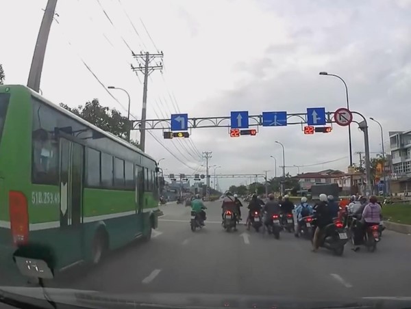 [Clip]: Xe buýt vượt đèn đỏ ở TP Hồ Chí Minh, CSGT nói gì? 