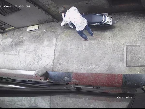 [Clip]: Kẻ trộm bẻ khóa xe máy trong “nháy mắt“