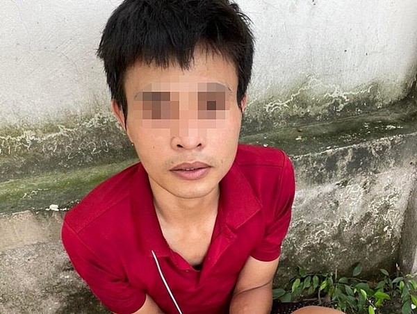 Gặp cảnh sát, nam thanh niên tự nguyện giao nộp ma túy