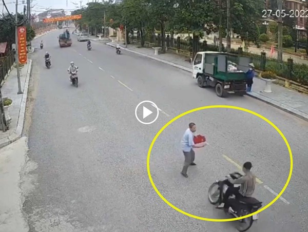  [Clip]: Người đàn ông sang đường bị đâm trúng bay xa 20m