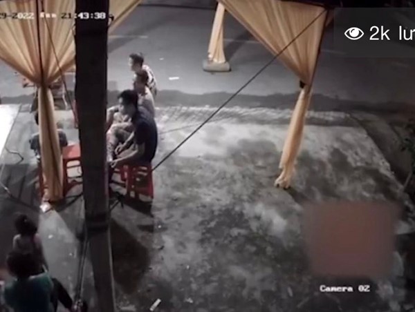 [Clip]: Ô tô tông sập rạp đám tang, nhiều người bị thương