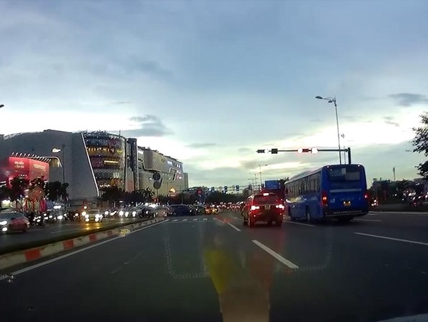 [Clip]: Kinh hãi xe buýt vượt đèn đỏ trên Đại lộ Phạm Văn Đồng 