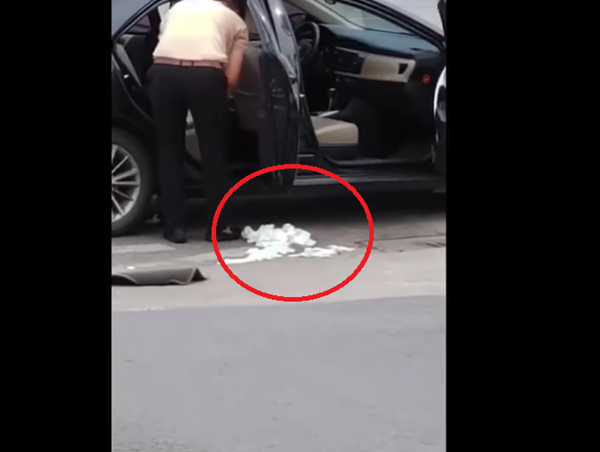 [Clip]: Tài xế vô ý thức dọn xe xong vứt rác giữa đường