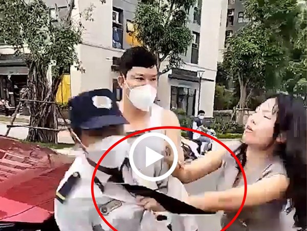 [Clip]: Xe ô tô bị xích bánh vì đỗ sai nơi quy định, vợ chồng chủ xe liền chửi bới tấn công bảo vệ