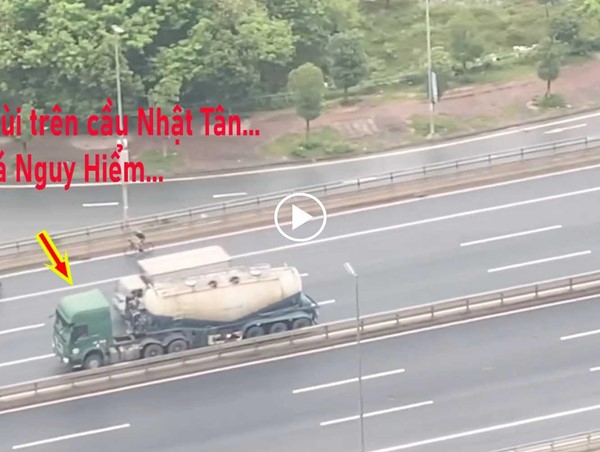 [Clip]: Quá nguy hiểm xe bồn chở xăng đi lùi trên cầu Nhật Tân 