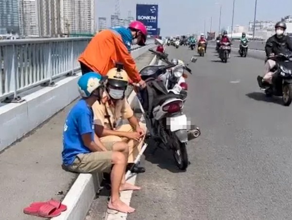 CSGT kịp thời ngăn người đàn ông định tự tử trên cầu Sài Gòn