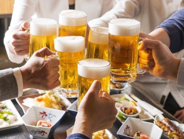 Nghiêm cấm người lao động uống rượu bia trước, trong giờ làm việc