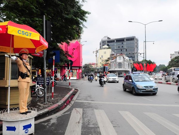 Áp lực công việc lớn, cảnh sát giao thông Hà Nội đang quá tải