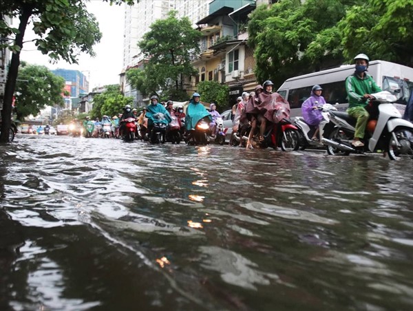Hà Nội tăng cường các biện pháp đảm bảo an toàn giao thông trong mùa mưa bão